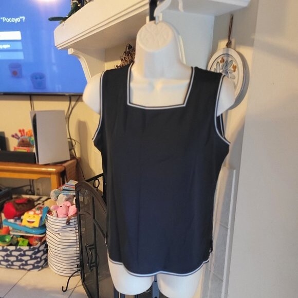 Talbots Sleeveless Black Business Blouse Square Neckline Size Small - Picture 2 of 3